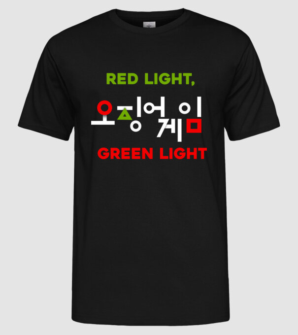 red light green light model negru pe tricou
