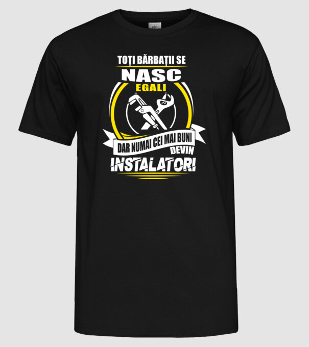 Toți bărbații se nasc egali instalatori model negru pe tricou