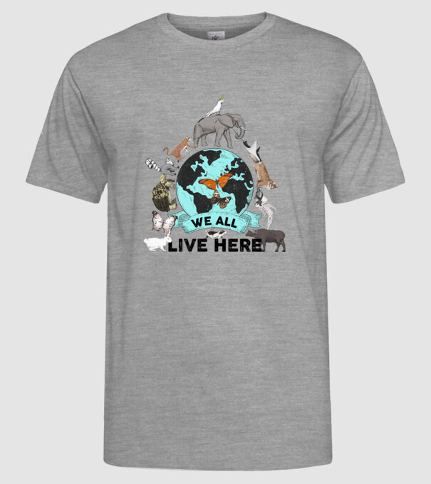 We all live here model gri pe tricou