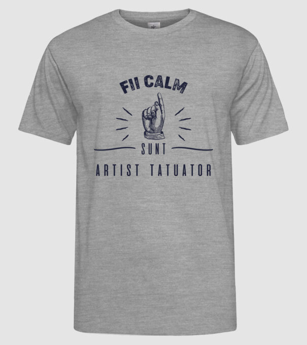 Fii calm, sunt artist tatuator model gri pe tricou