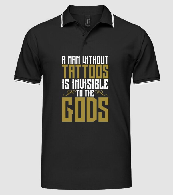 A man without tattoos is invisible to the gods model negru pe tricou