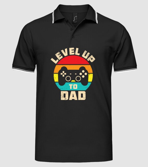 Level Up Dad model negru pe tricou