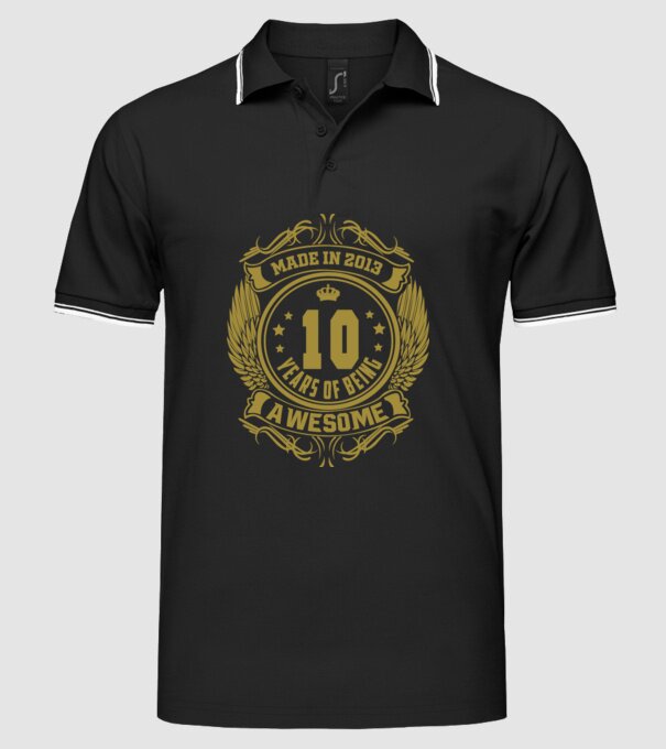 10 years of being awesome winged model negru pe tricou