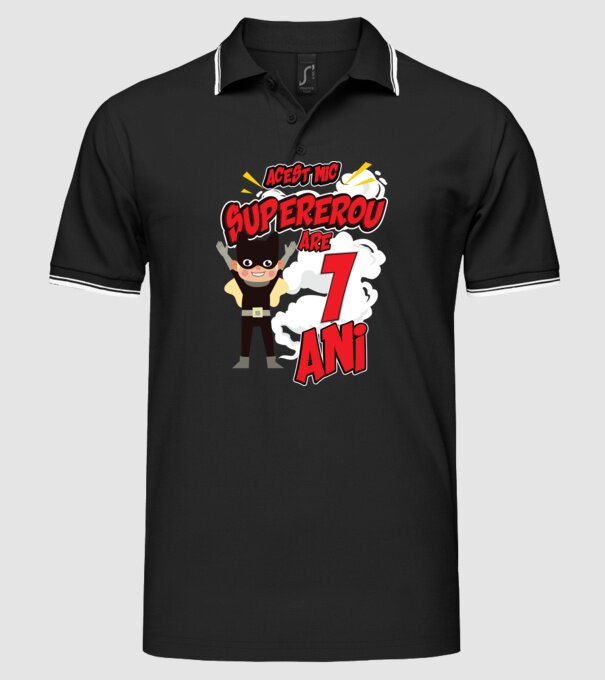Acest mic supererou are 1 an model negru pe tricou