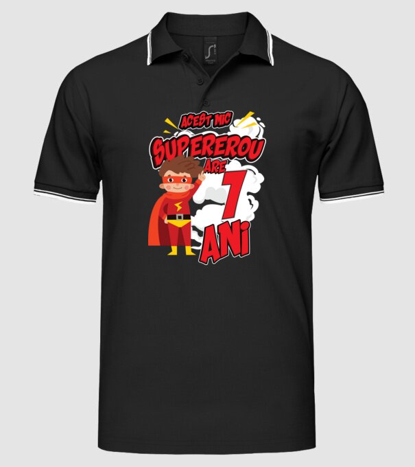 Acest mic supererou are 1 an model negru pe tricou