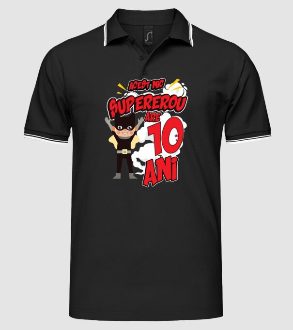 Acest mic supererou are 10 ani model negru pe tricou