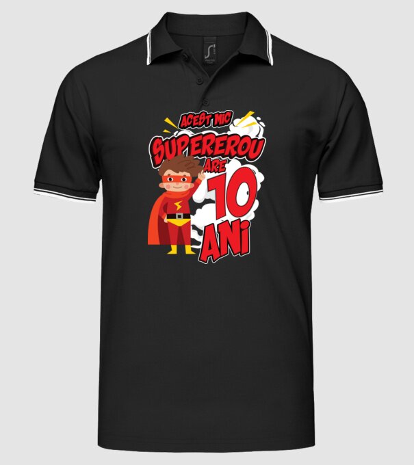 Acest mic supererou are 10 ani model negru pe tricou