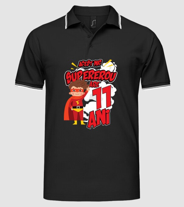 Acest mic supererou are 11 ani model negru pe tricou