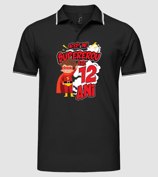 Acest mic supererou are 12 ani model negru pe tricou
