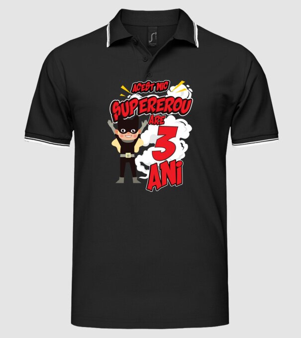 Acest mic supererou are 3 ani model negru pe tricou