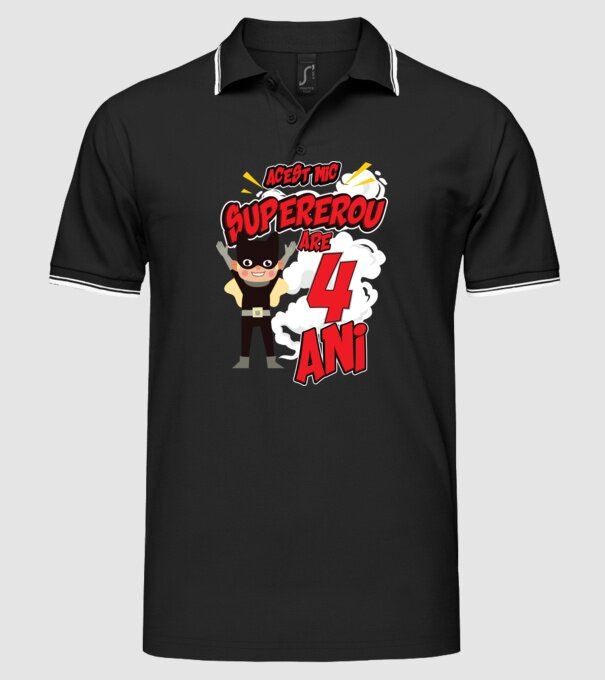 Acest mic supererou are 4 ani model negru pe tricou