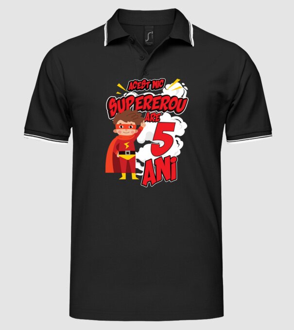 Acest mic supererou are 5 ani model negru pe tricou
