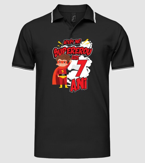 Acest mic supererou are 7 ani model negru pe tricou