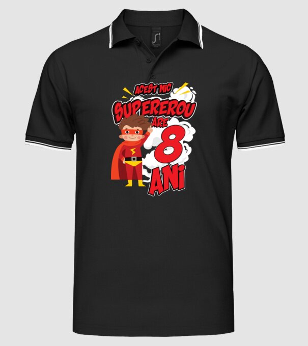 Acest mic supererou are 8 ani model negru pe tricou