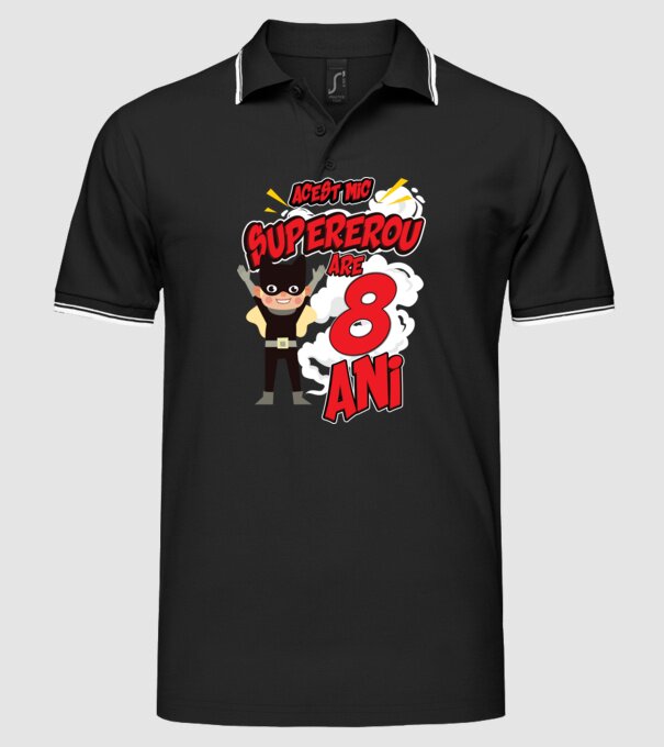 Acest mic supererou are 8 ani model negru pe tricou