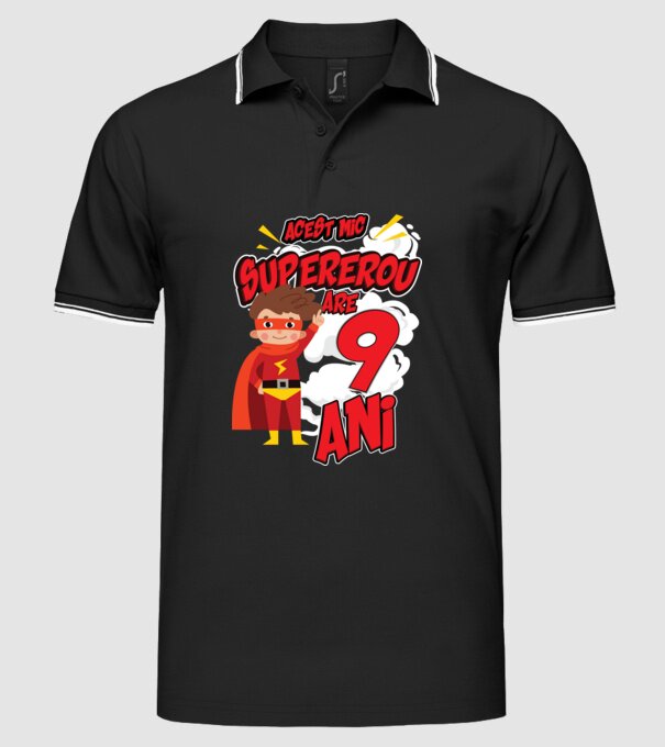 Acest mic supererou are 9 ani model negru pe tricou