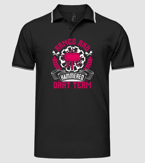 Armed and Hammered dart team model negru pe tricou