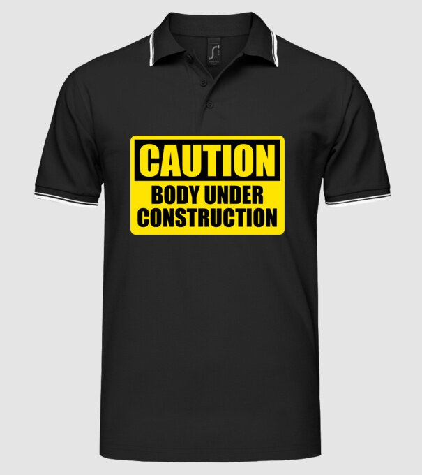 Caution Body Under Construction model negru pe tricou