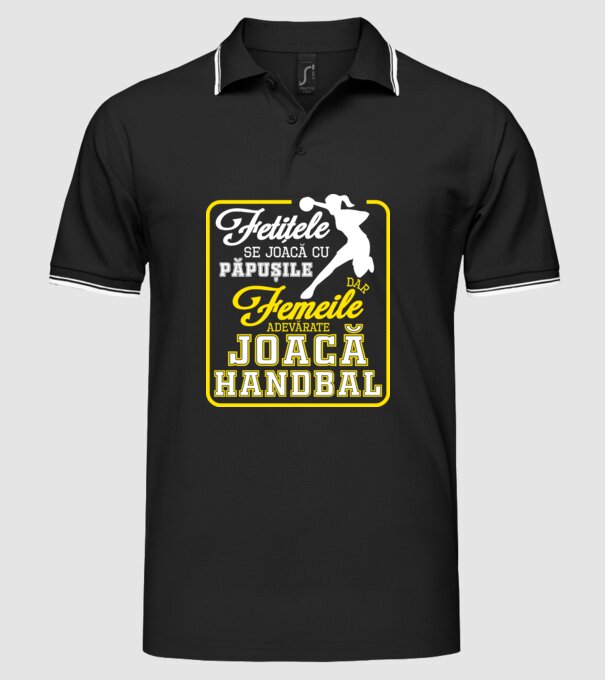 fetițele se joacă cu păpușile, dar femeile adevărate joacă handbal model negru pe tricou