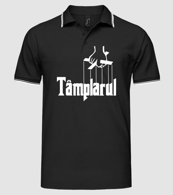Tâmplarul model negru pe tricou