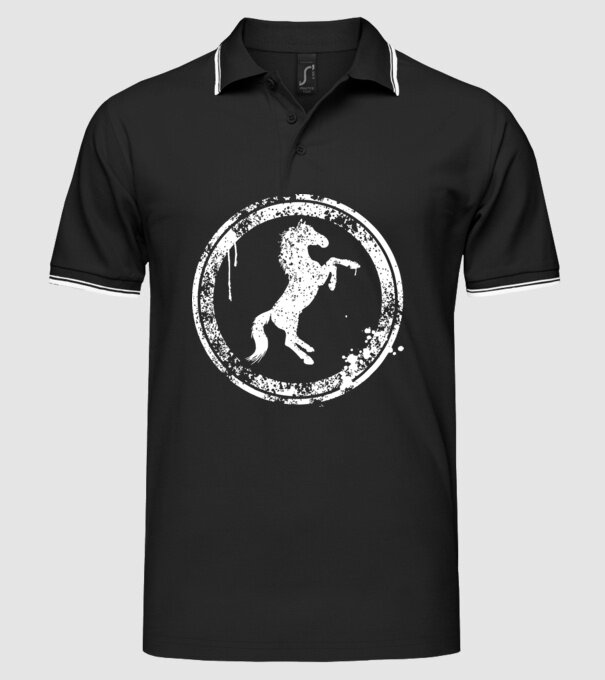 horse badge model negru pe tricou
