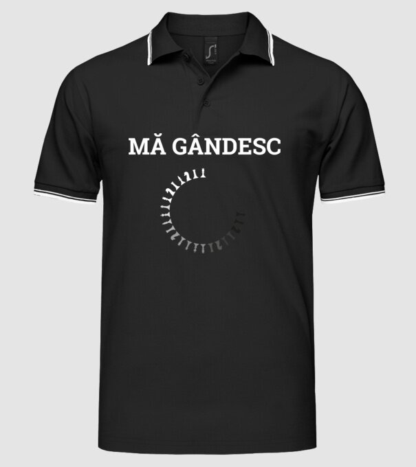 Mă gândesc model negru pe tricou