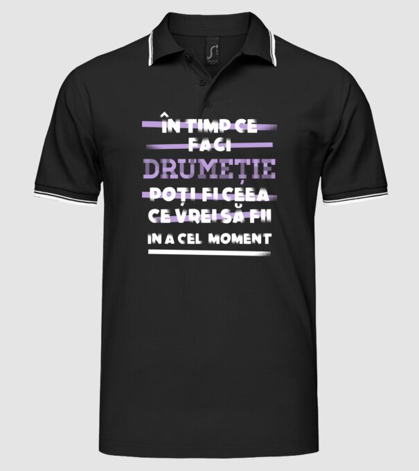 în timp ce faci drumeție poți fi ceea ce vrei să fii - în acel moment model negru pe tricou
