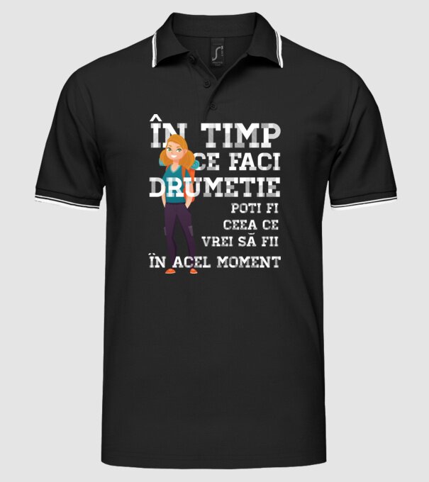 în timp ce faci drumeție poți fi ceea ce vrei să fii - în acel moment model negru pe tricou