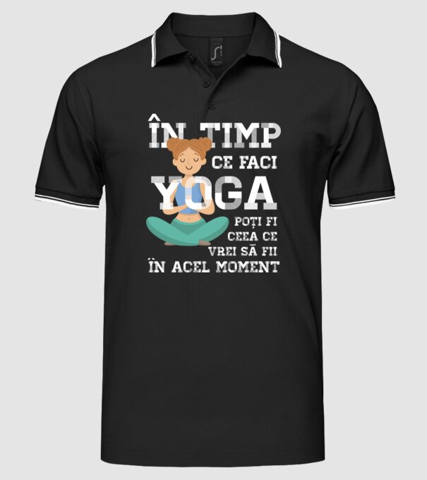 în timp ce faci yoga poți fi ceea ce vrei să fii - în acel moment model negru pe tricou