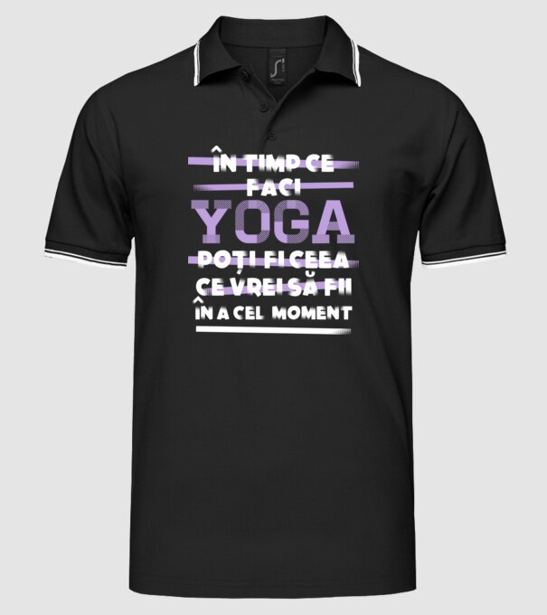 în timp ce faci yoga poți fi ceea ce vrei să fii - în acel moment model negru pe tricou