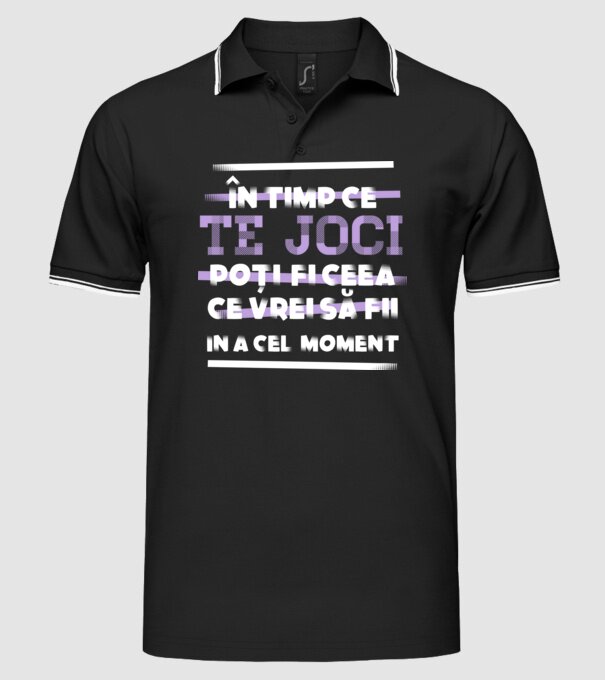 în timp ce te joci poți fi ceea ce vrei să fii - în acel moment model negru pe tricou