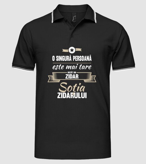 O singură persoană este mai tare decât un zidar, soția zidarului model negru pe tricou