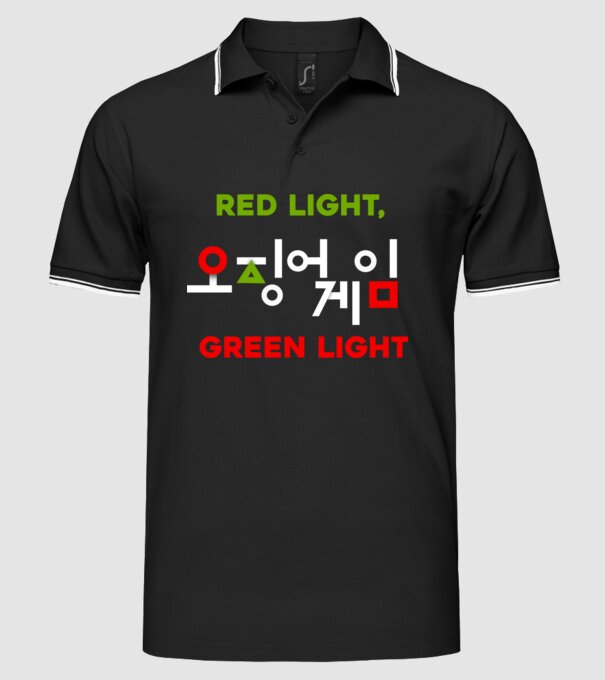 red light green light model negru pe tricou