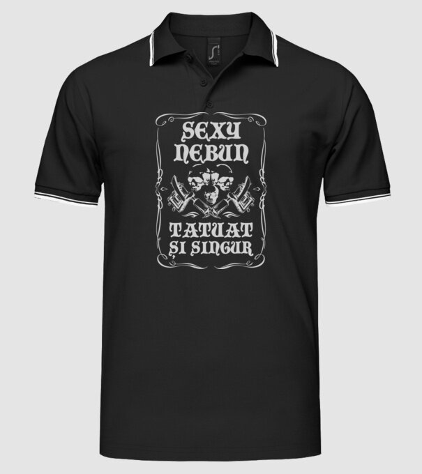 sexy, nebun, tatuat și singur model negru pe tricou