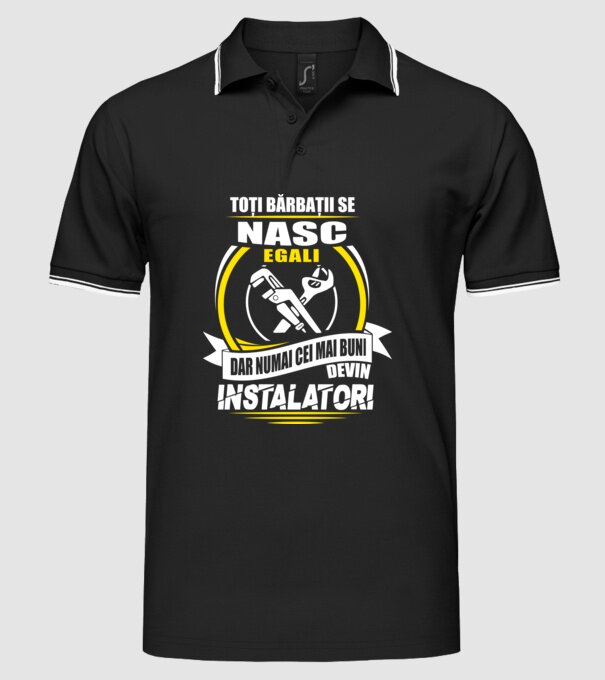 Toți bărbații se nasc egali instalatori model negru pe tricou