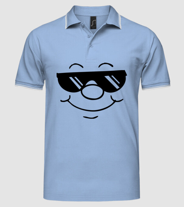 Forma cu ochelari de soare model albastru deschis pe tricou