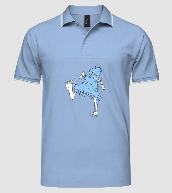 model albastru deschis pe tricou