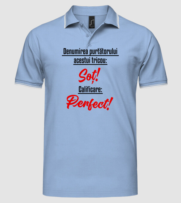 Denumirea purtătorului acestui tricou: Soț! Calificare: Perfect! model albastru deschis pe tricou
