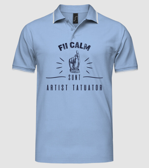 Fii calm, sunt artist tatuator model albastru deschis pe tricou