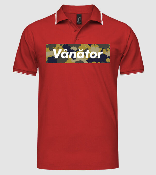 vânător model roșu pe tricou