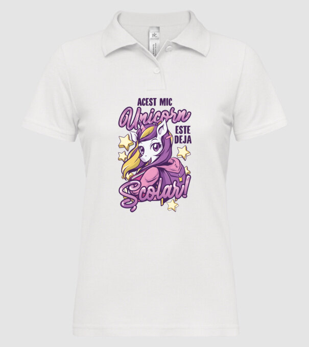 Acest mic unicorn este deja școlar model alb pe tricou