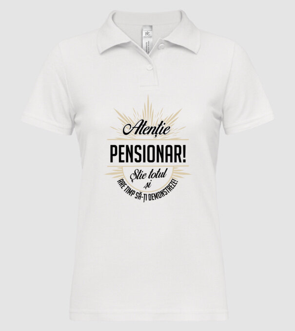 Atenție pensionar! Știe totul și are timp să-ți demonstreze! model alb pe tricou