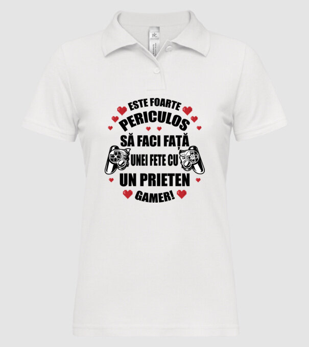 este foarte periculos să faci față unei fete cu un prieten gamer! model alb pe tricou