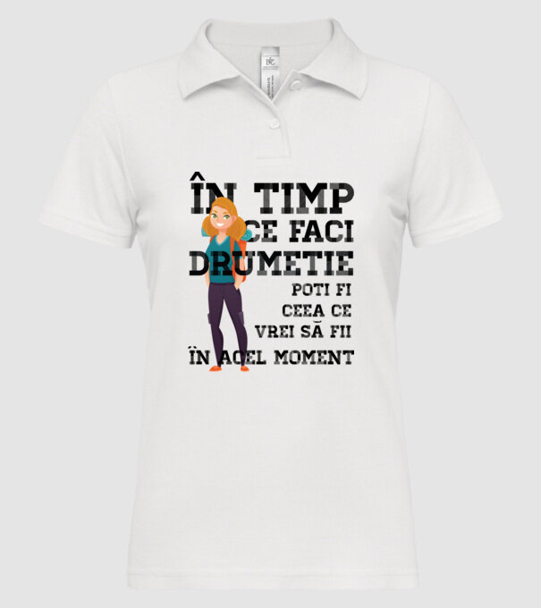 în timp ce faci drumeție poți fi ceea ce vrei să fii - în acel moment model alb pe tricou