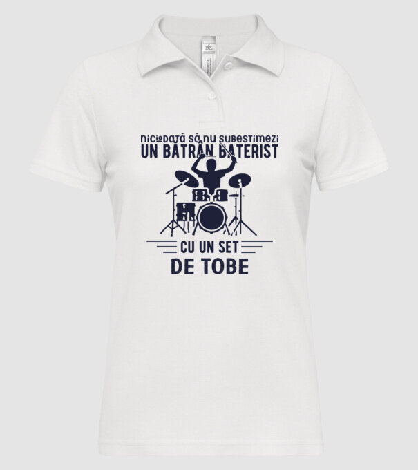niciodată să nu subestimezi un bătrân baterist cu un set de tobe model alb pe tricou