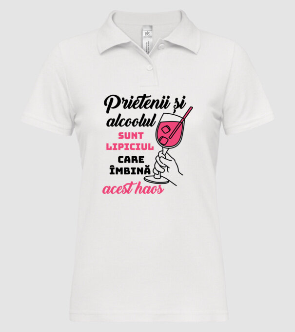 Prietenii și alcoolul sunt lipiciul care îmbină acest haos model alb pe tricou