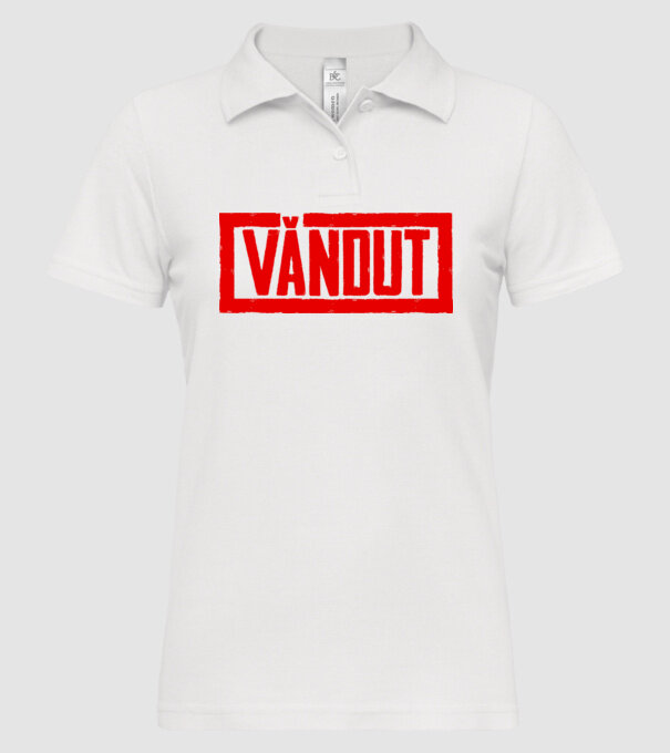 vândut model alb pe tricou