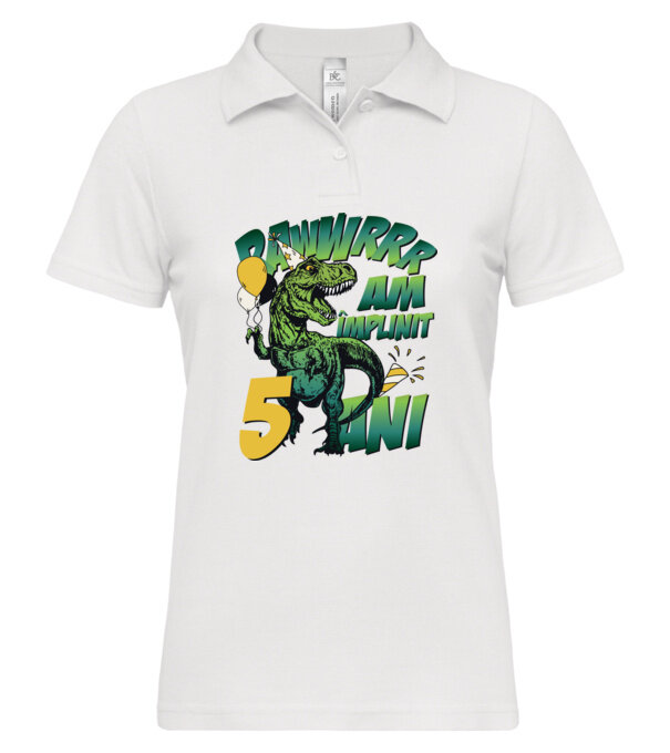  model  pe tricou