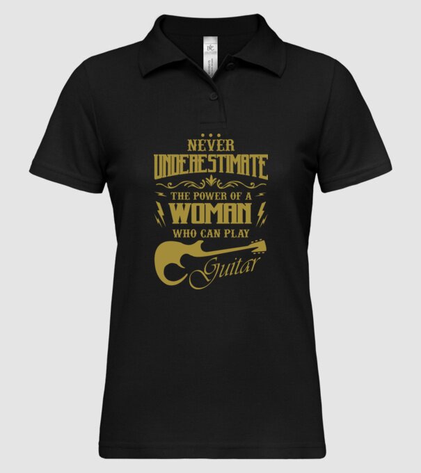 Femeia chitaristă model negru pe tricou