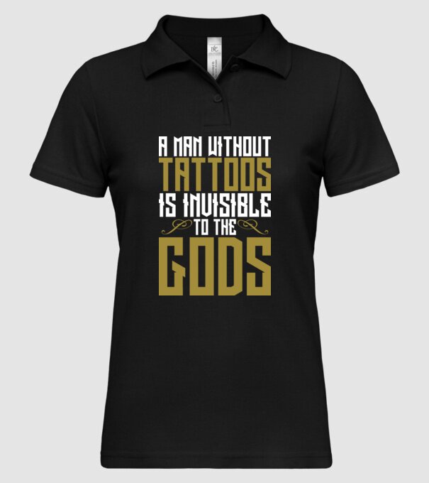 A man without tattoos is invisible to the gods model negru pe tricou